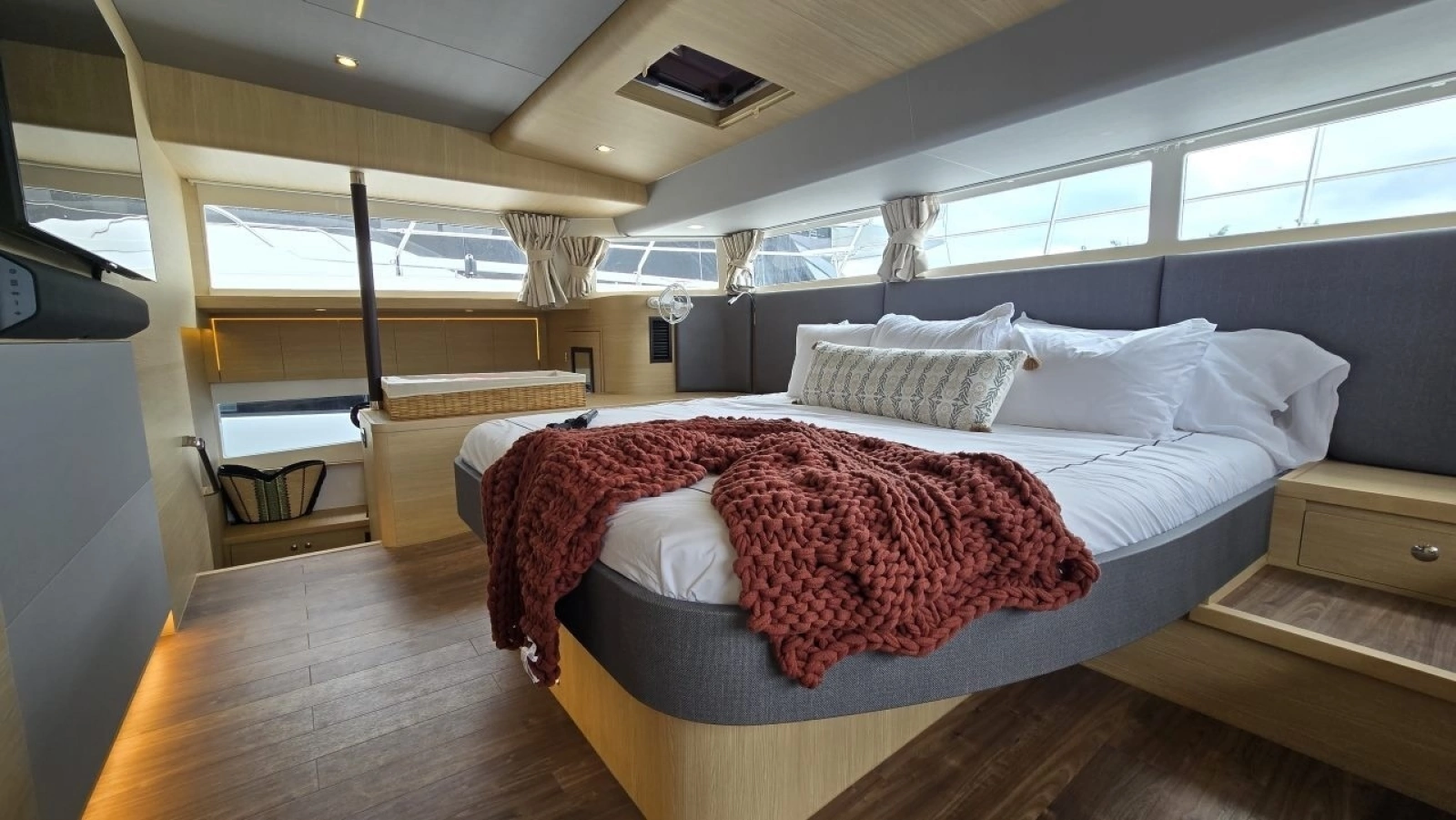 2025 Aquila 54 YACHT