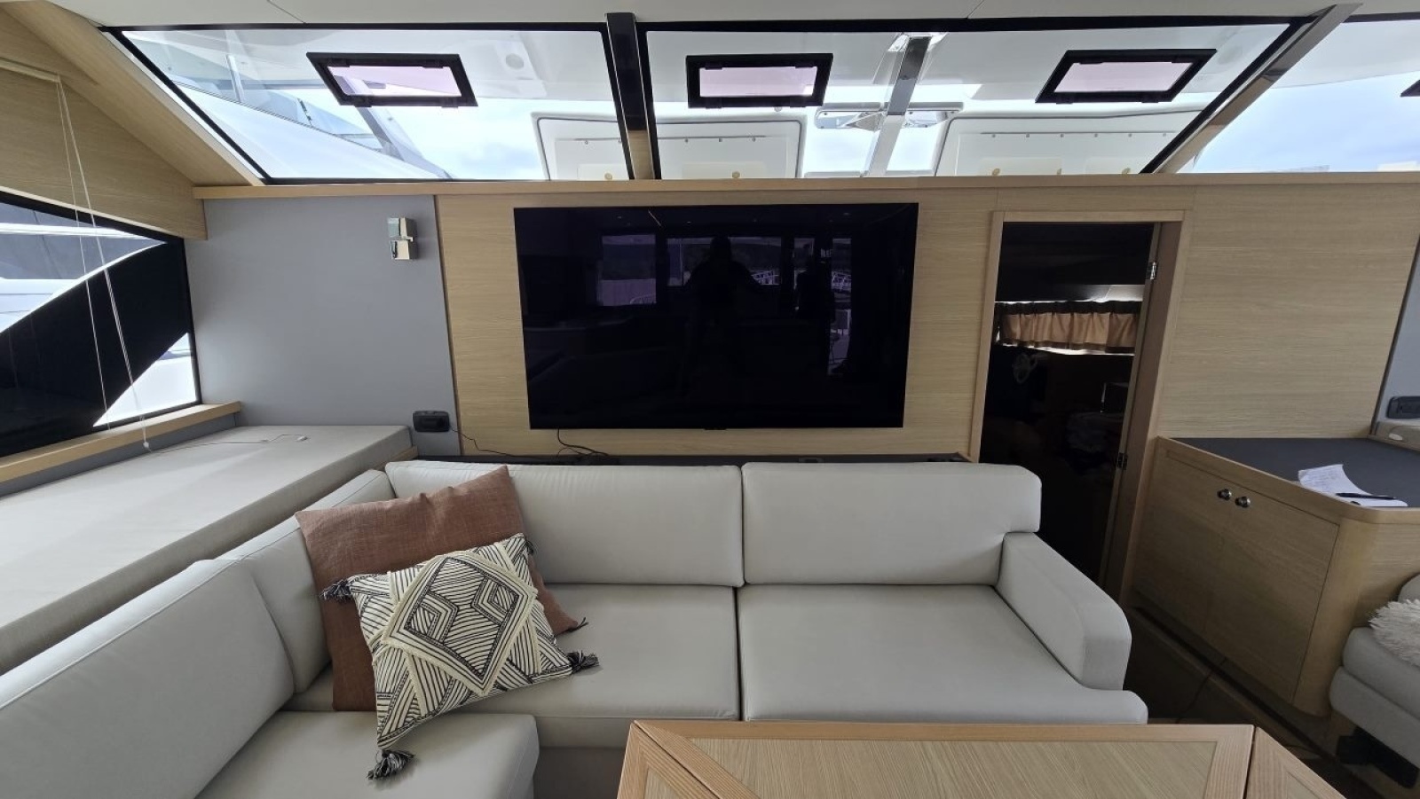 2025 Aquila 54 YACHT