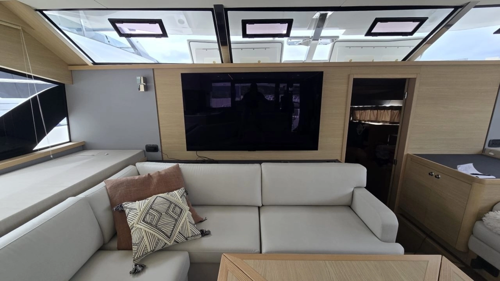 2025 Aquila 54 YACHT
