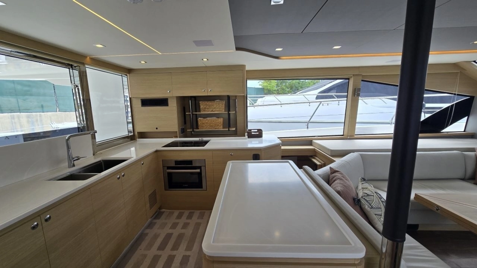 2025 Aquila 54 YACHT