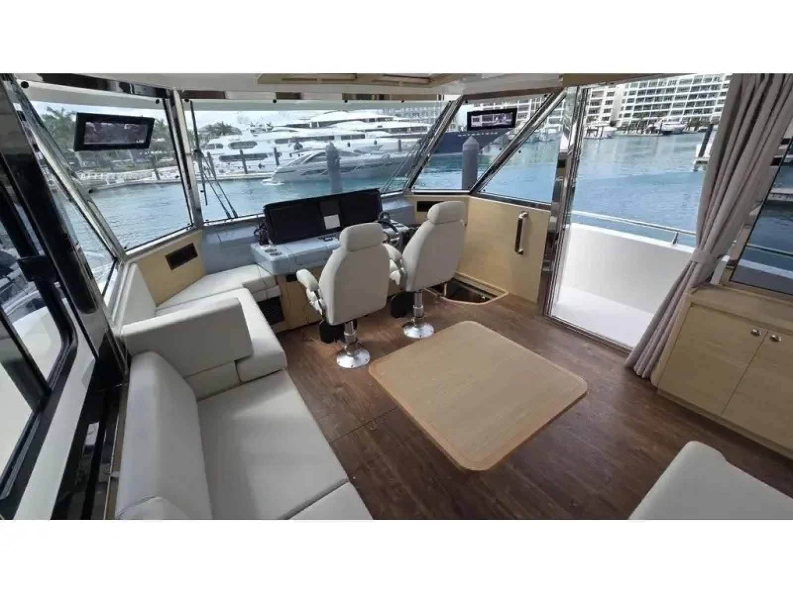 2025 Aquila 54 YACHT