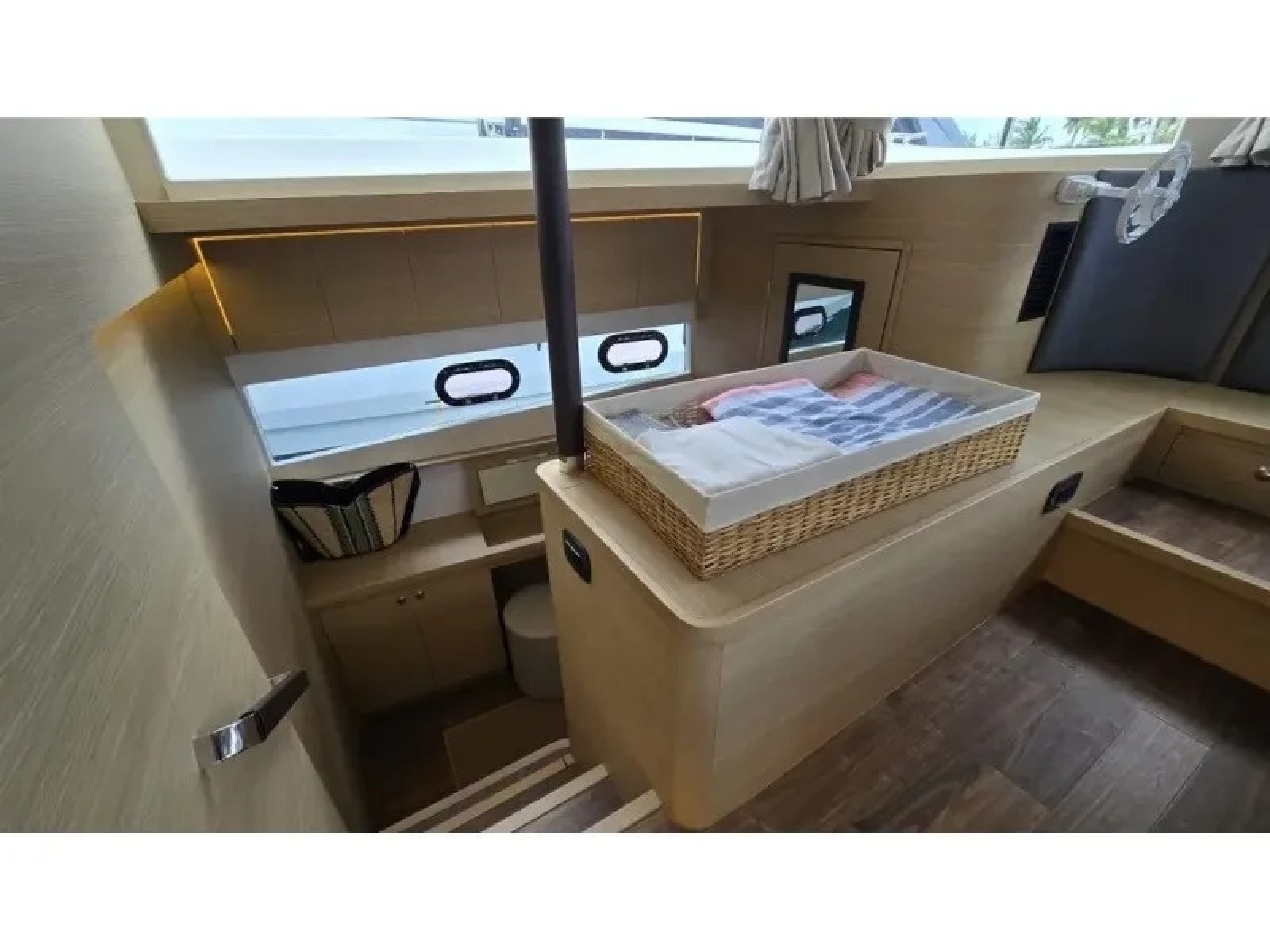 2025 Aquila 54 YACHT