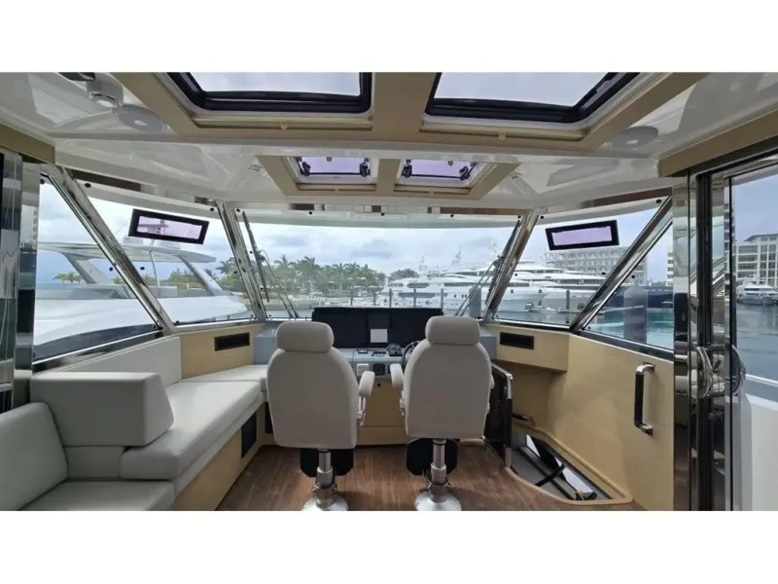 2025 Aquila 54 YACHT