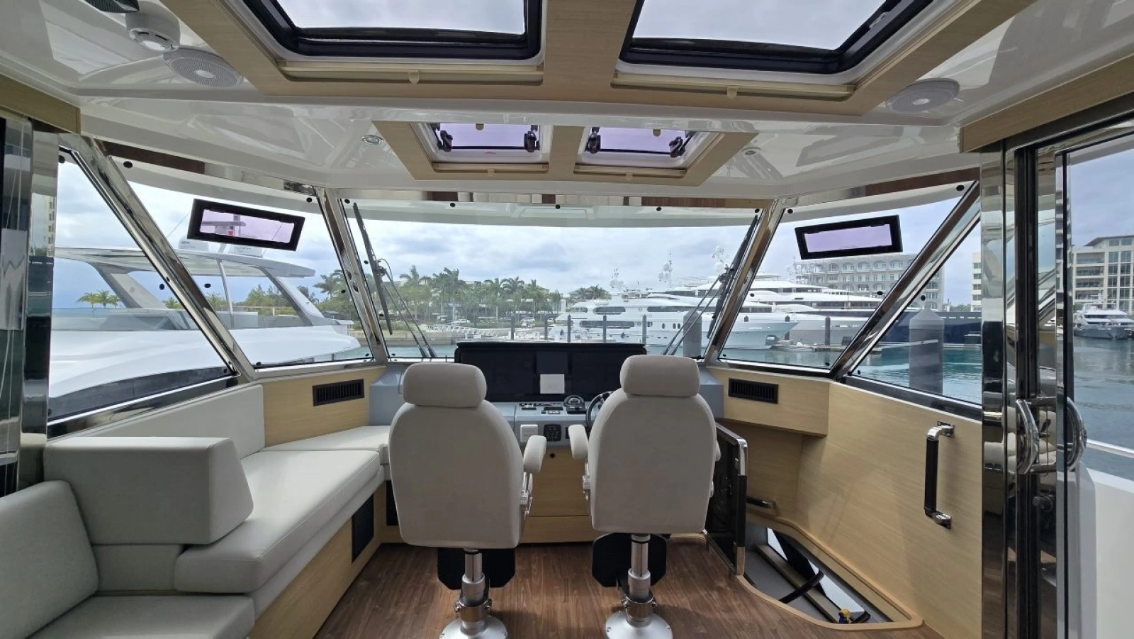 2025 Aquila 54 YACHT