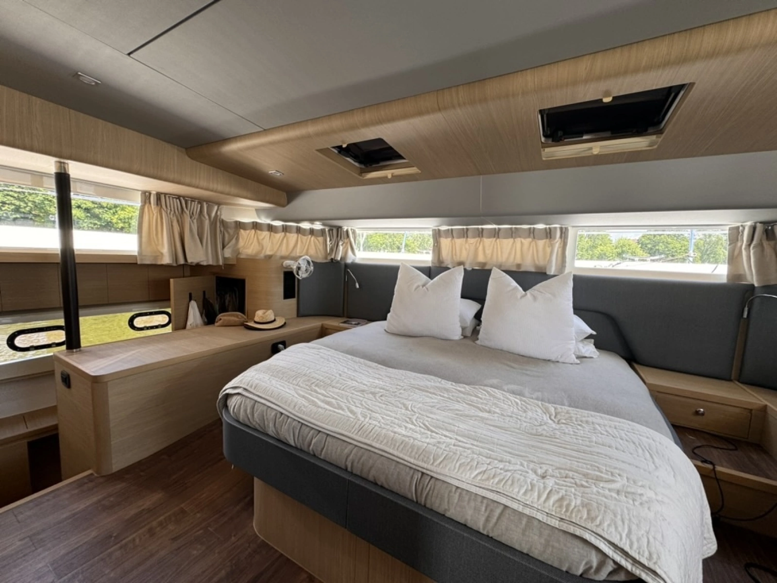 2024 Aquila 54 YACHT
