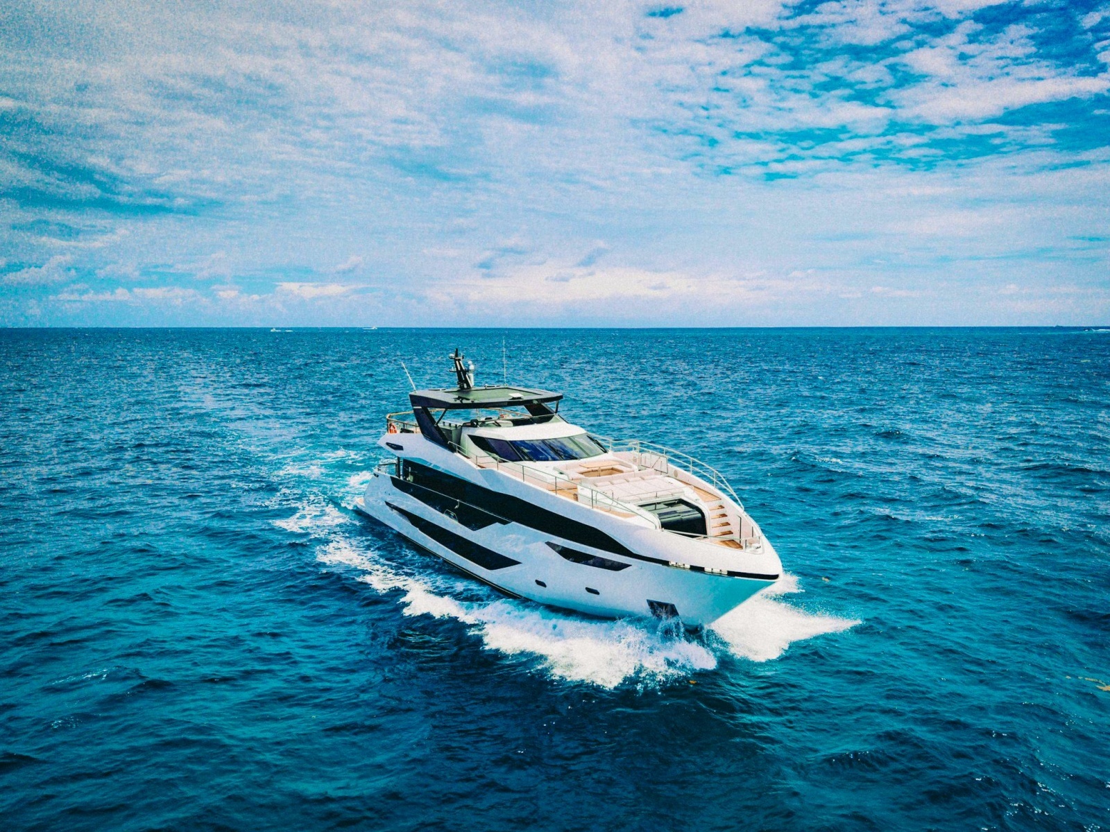 PURA VIDA 100ft Sunseeker Yacht For Sale