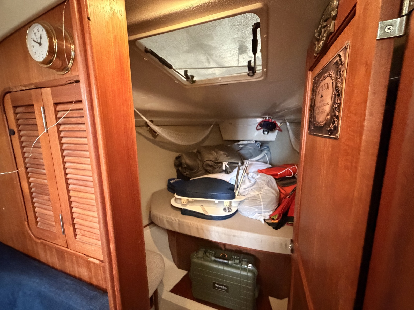 Forward vee berth