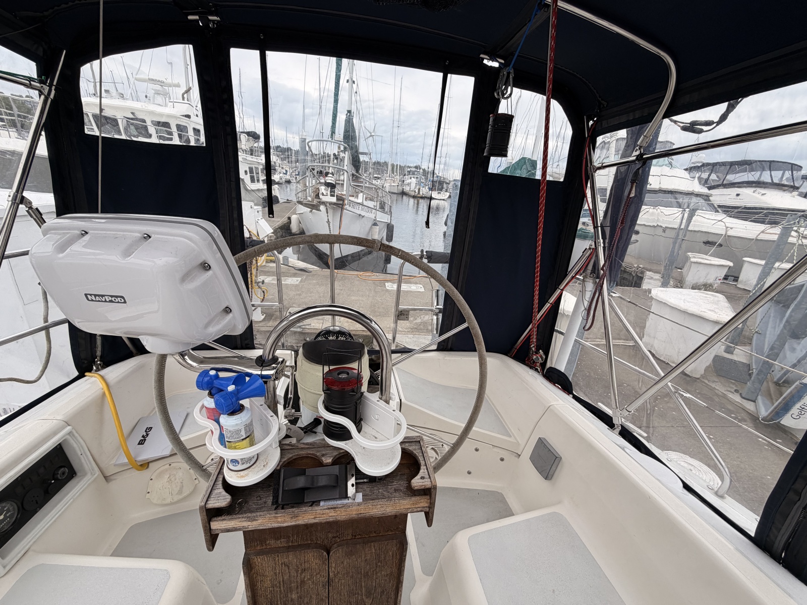 Hunter 37.5 cockpit looking aft
