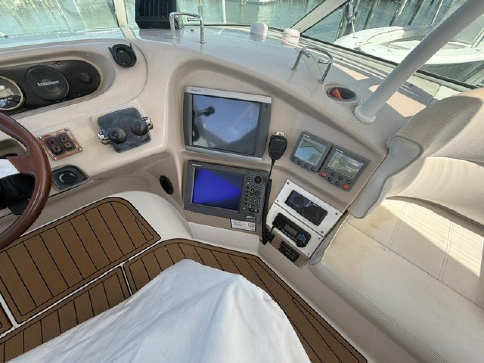 2005 Carver 46 Voyager