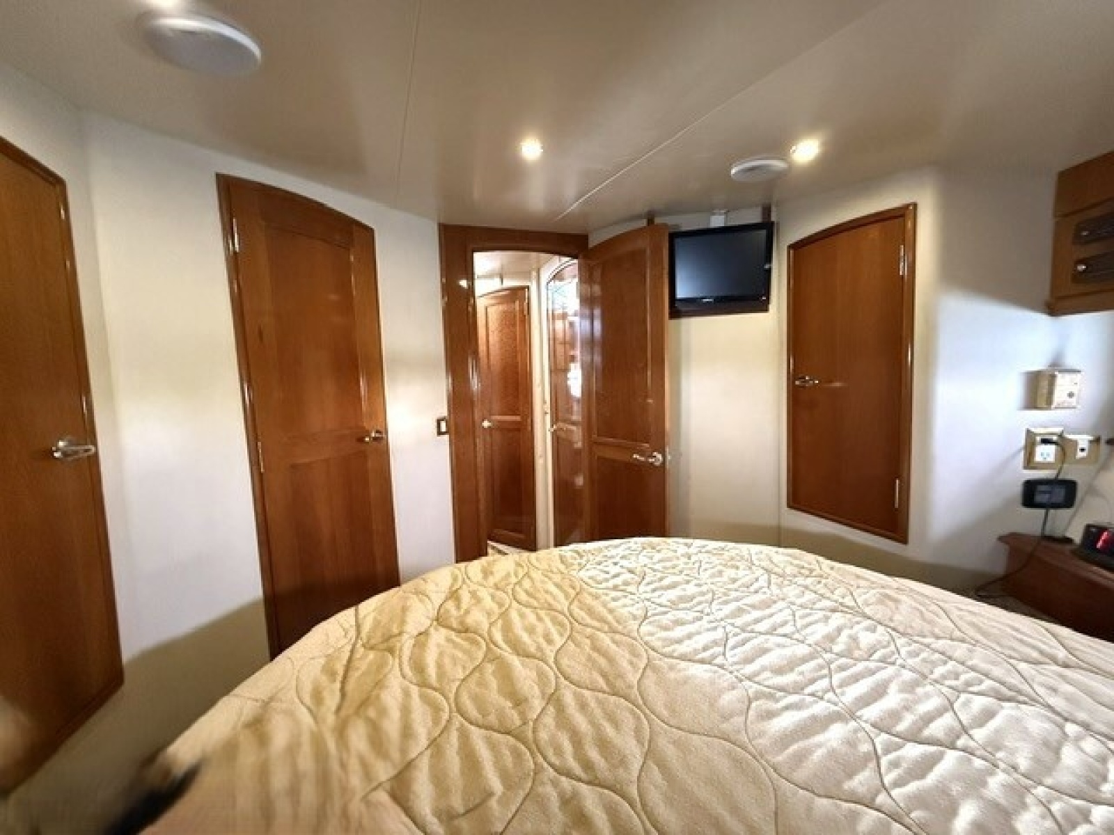 2005 Carver 46 Voyager