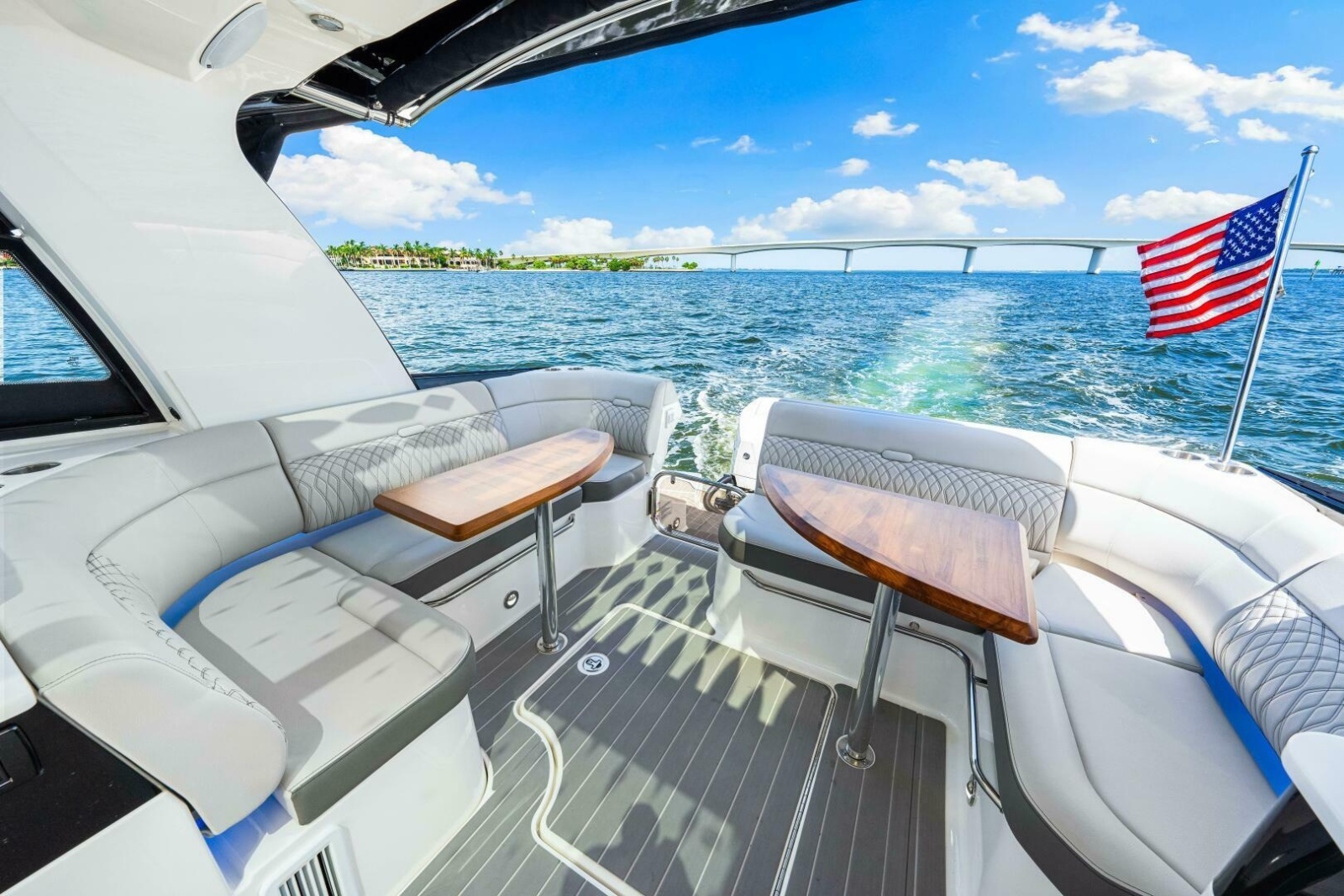 2022 Sea Ray 370 Sundancer