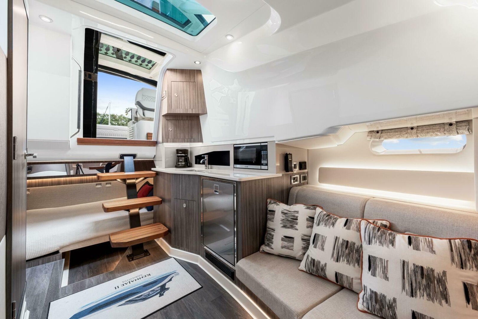 2022 Sea Ray 370 OB 