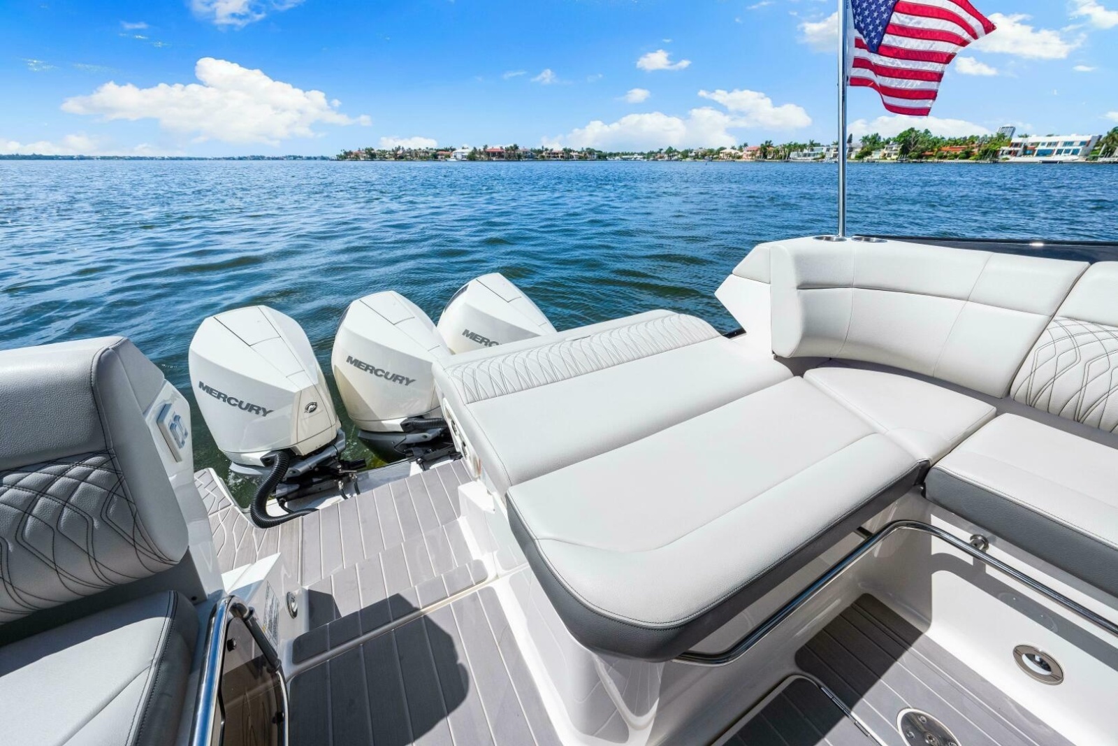 2022 Sea Ray 370 OB 