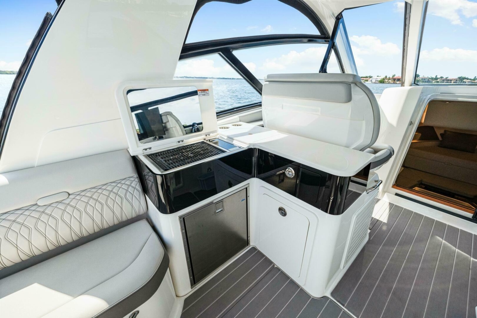2022 Sea Ray 370 OB 