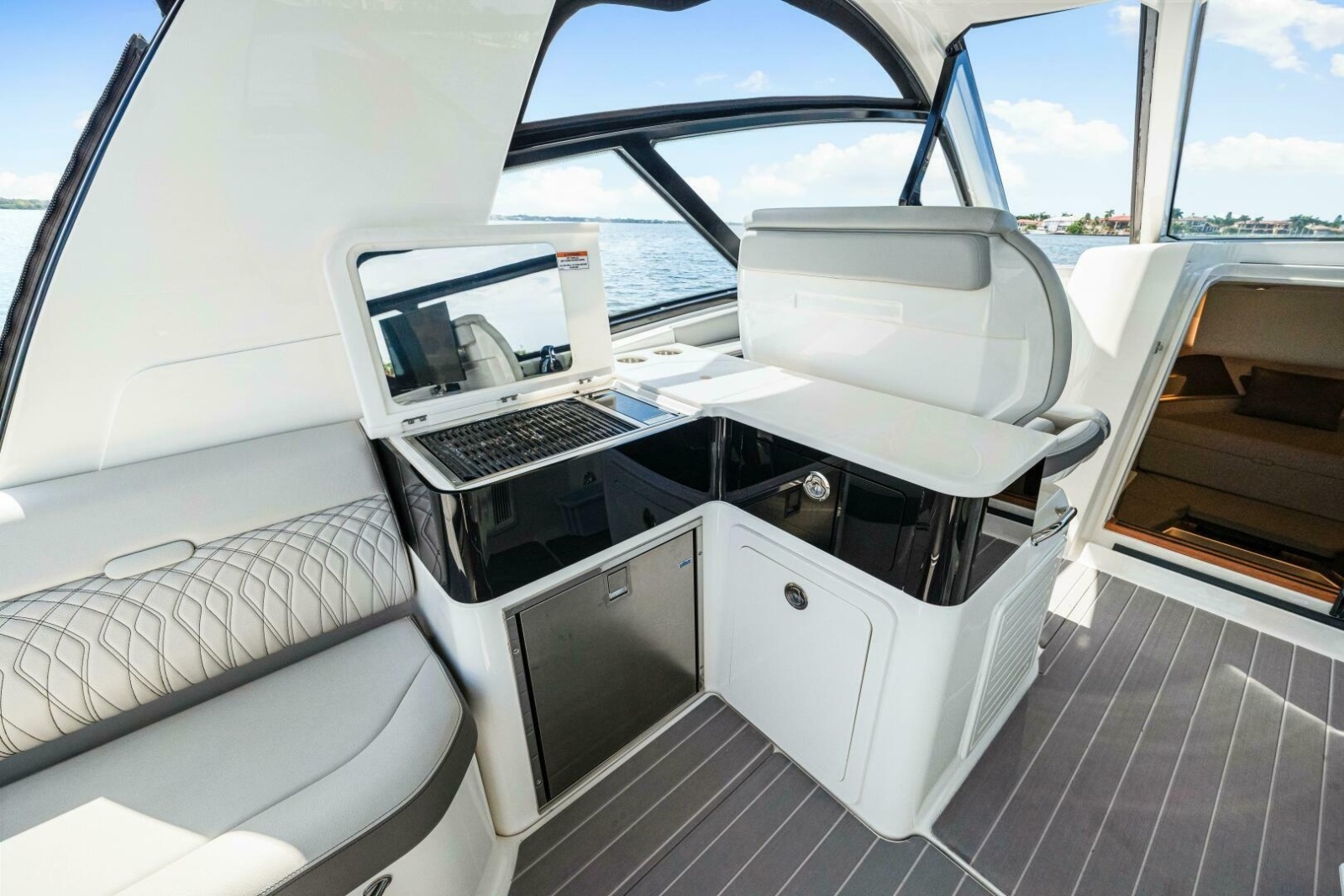 2022 Sea Ray 370 OB 