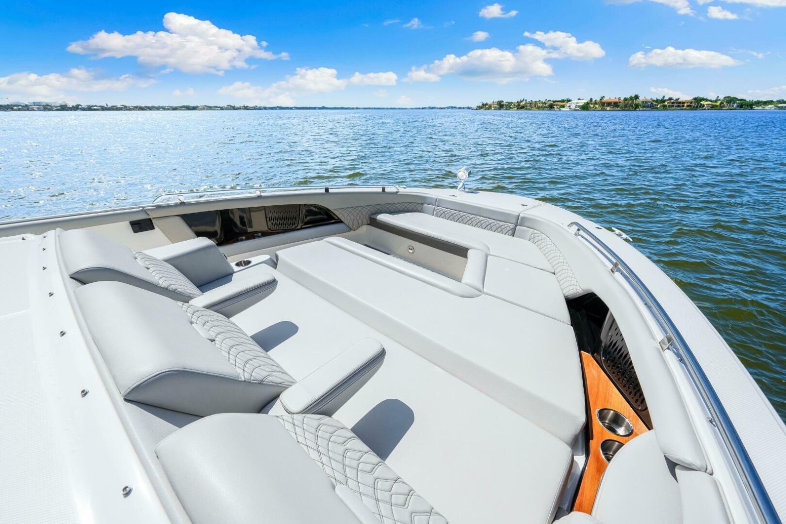 2022 Sea Ray 370 OB 