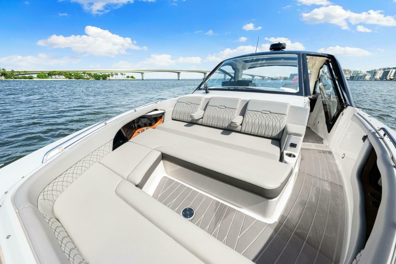 2022 Sea Ray 370 OB 