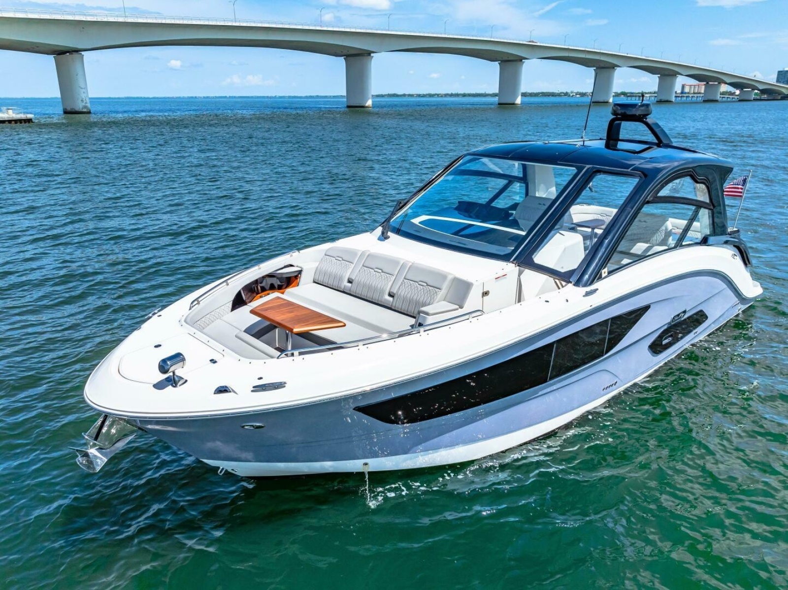 2022 Sea Ray 370 OB 