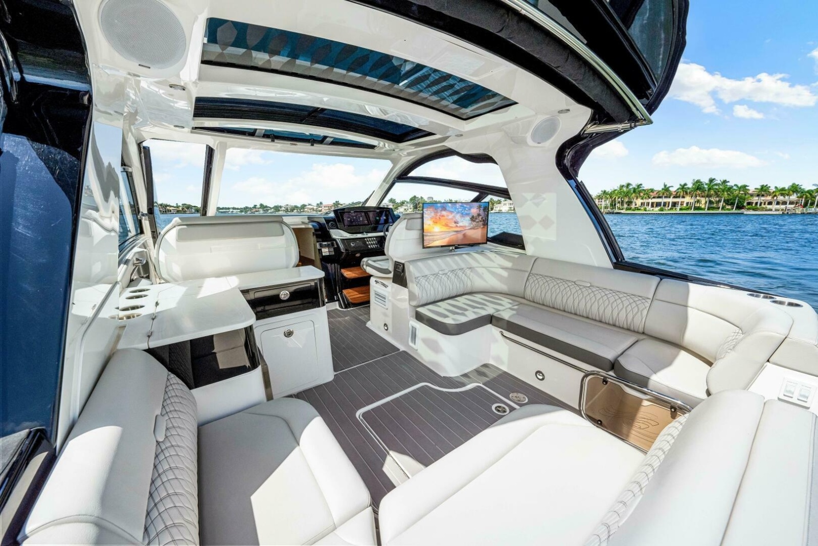 2022 Sea Ray 370 Sundancer