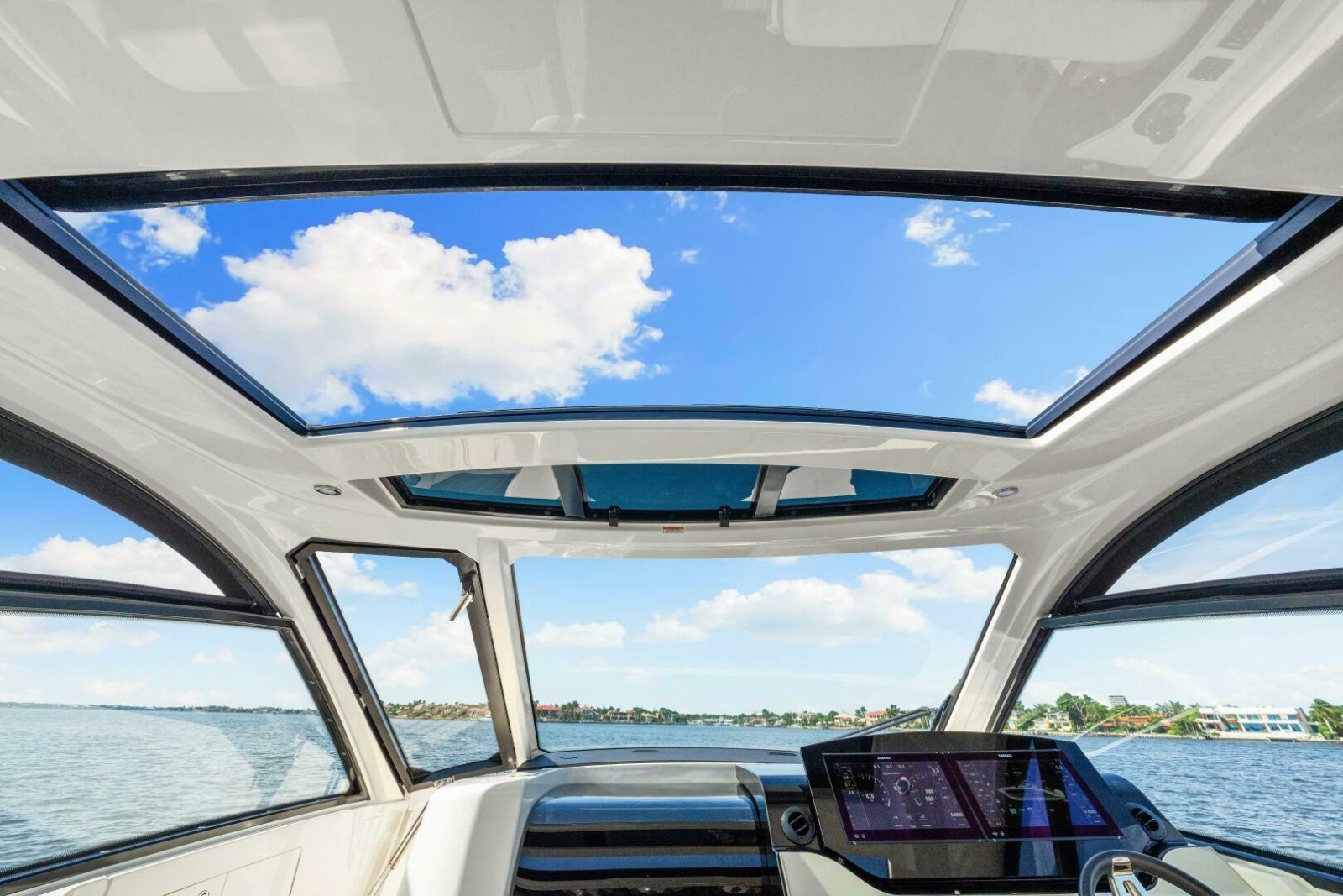 2022 Sea Ray 370 OB 