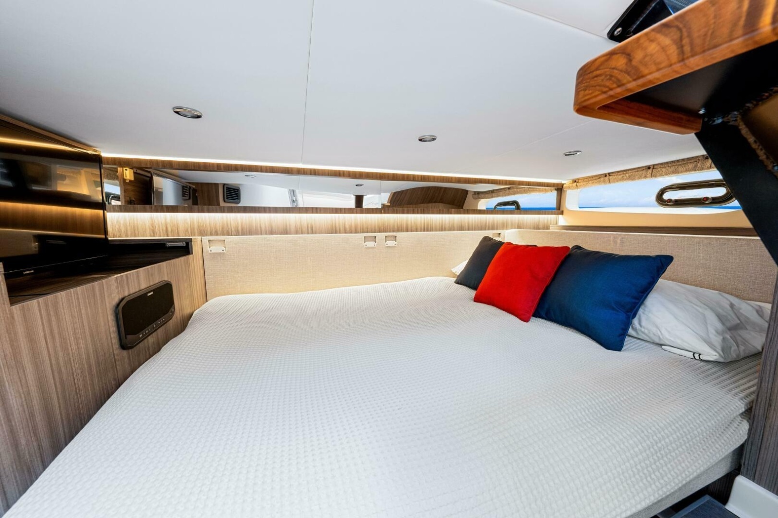 2022 Sea Ray 370 OB 