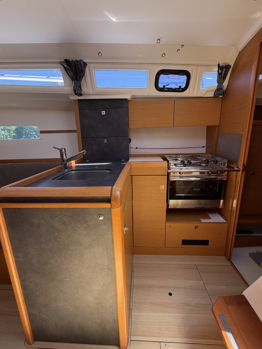 Magic 34ft Jeanneau Yacht For Sale