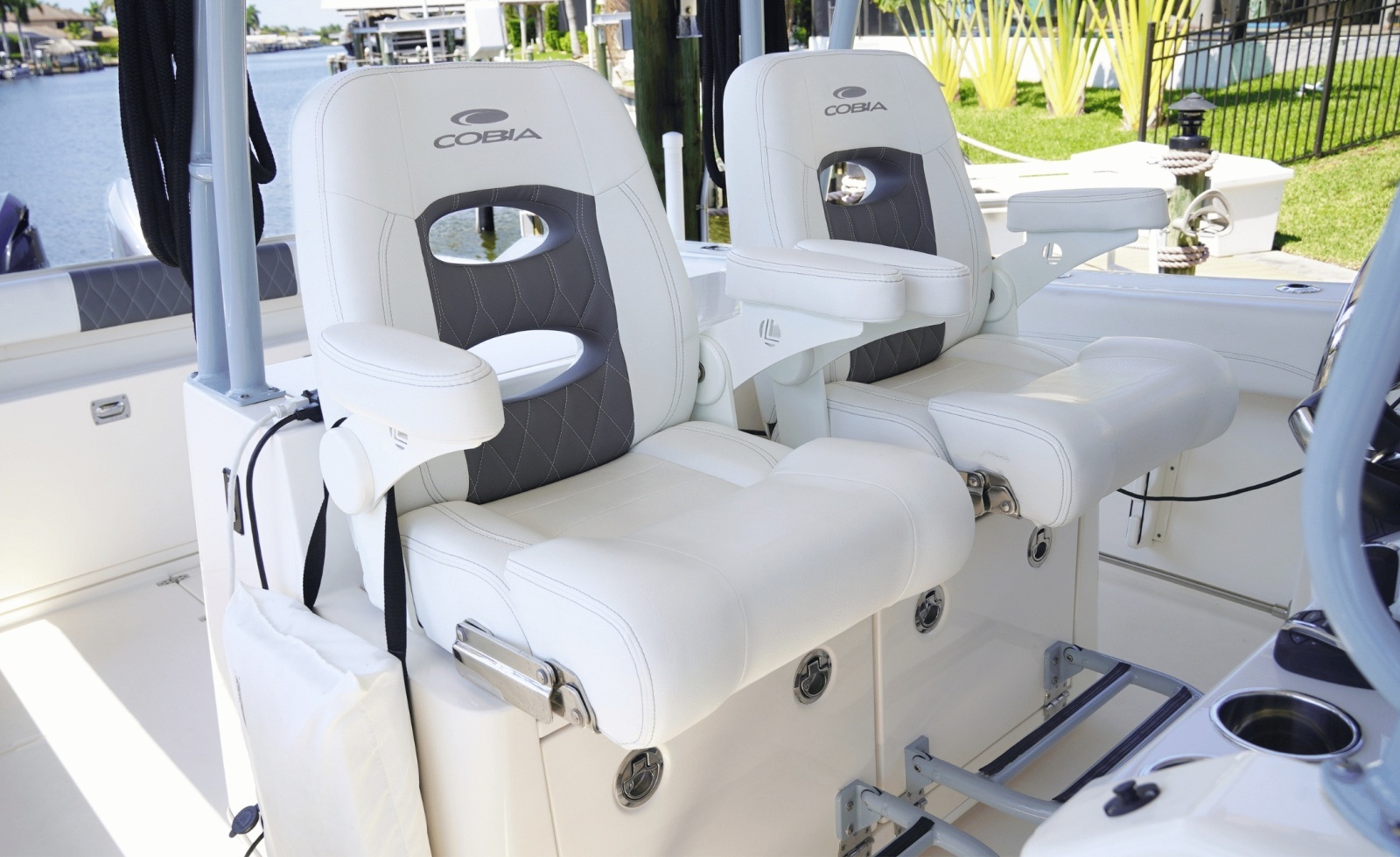 2023 Cobia 320CC