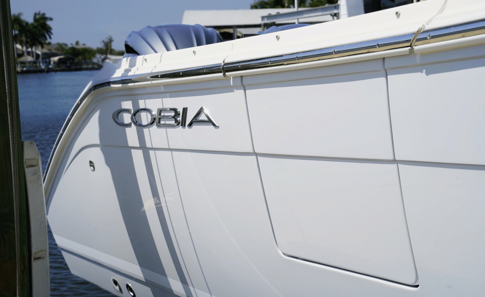 2023 Cobia 320CC