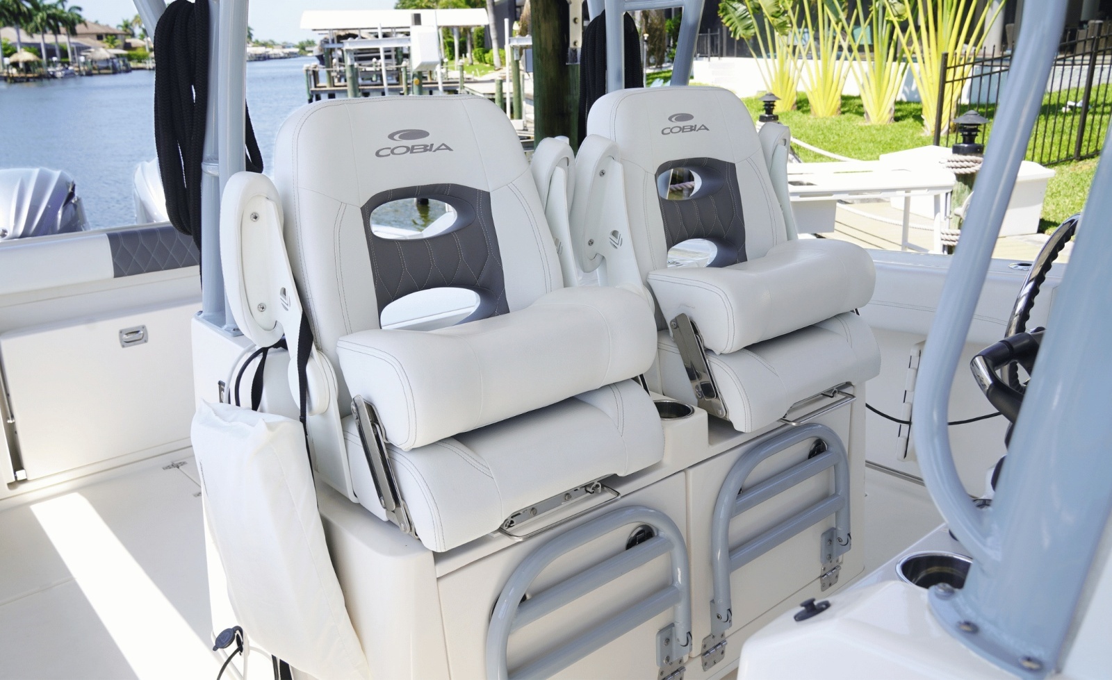 2023 Cobia 320CC