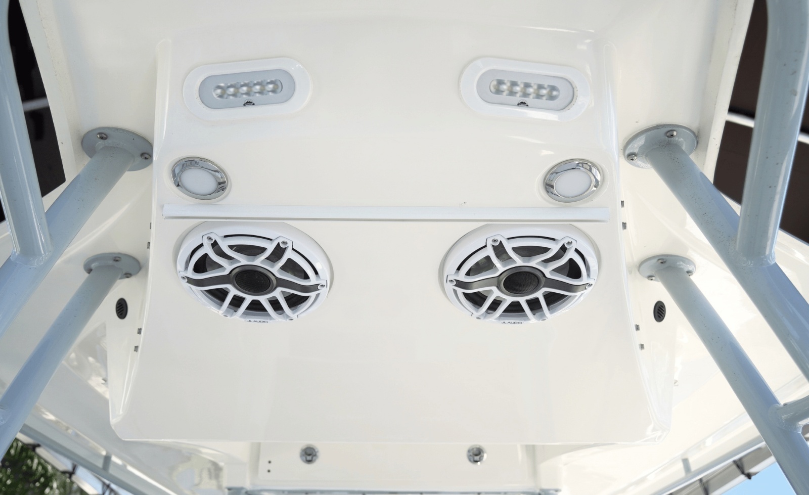 2023 Cobia 320CC
