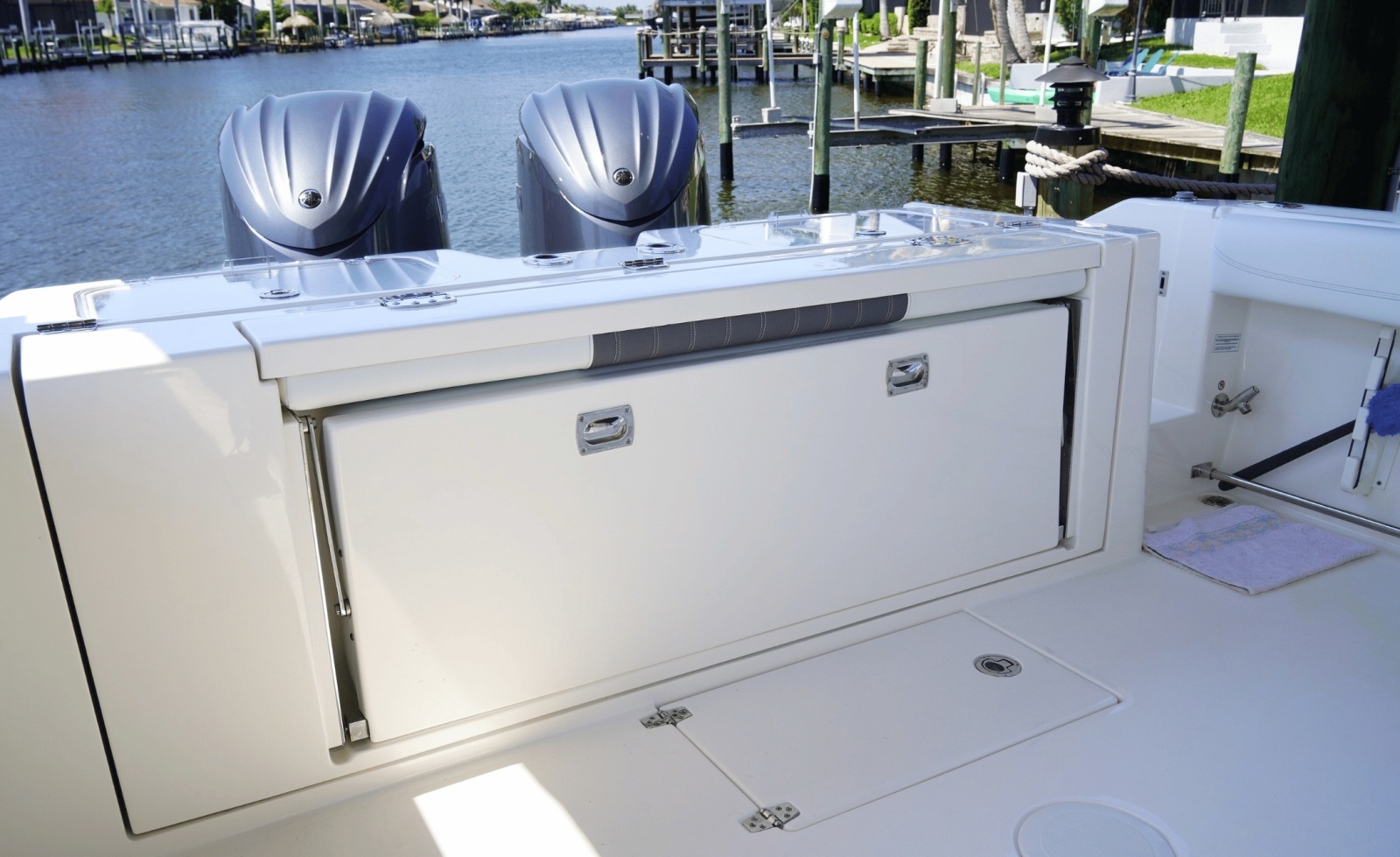 2023 Cobia 320CC
