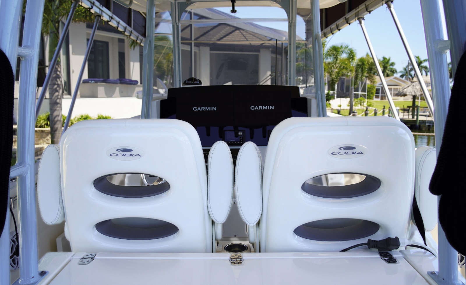 2023 Cobia 320CC