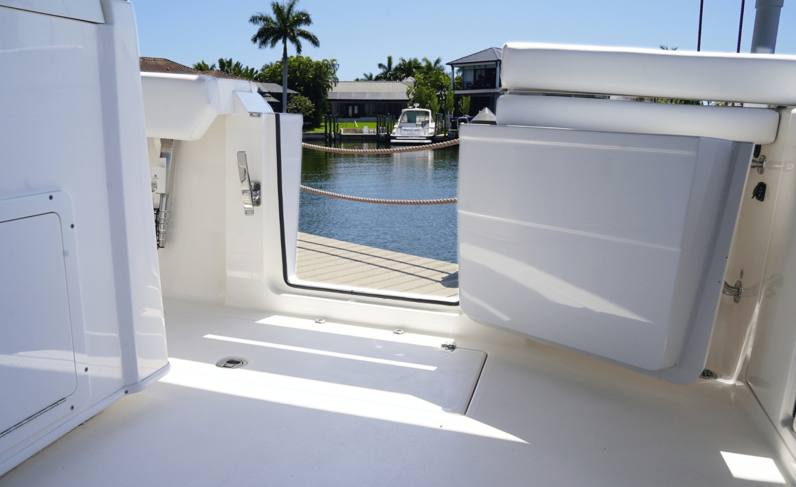 2023 Cobia 320CC