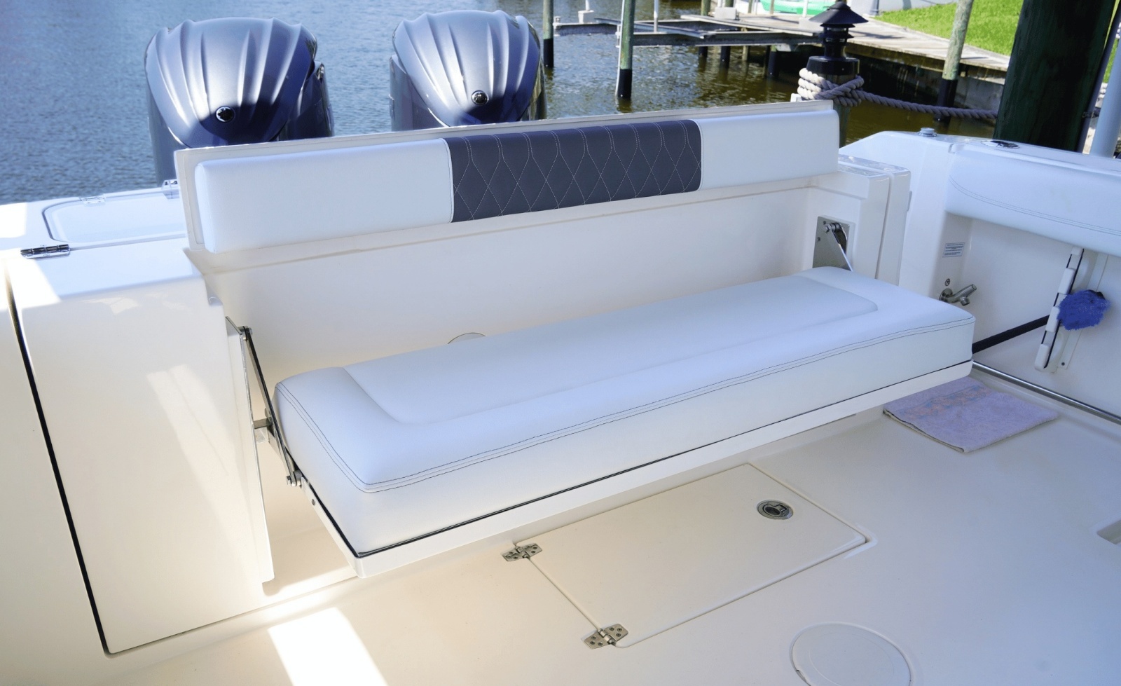 2023 Cobia 320CC