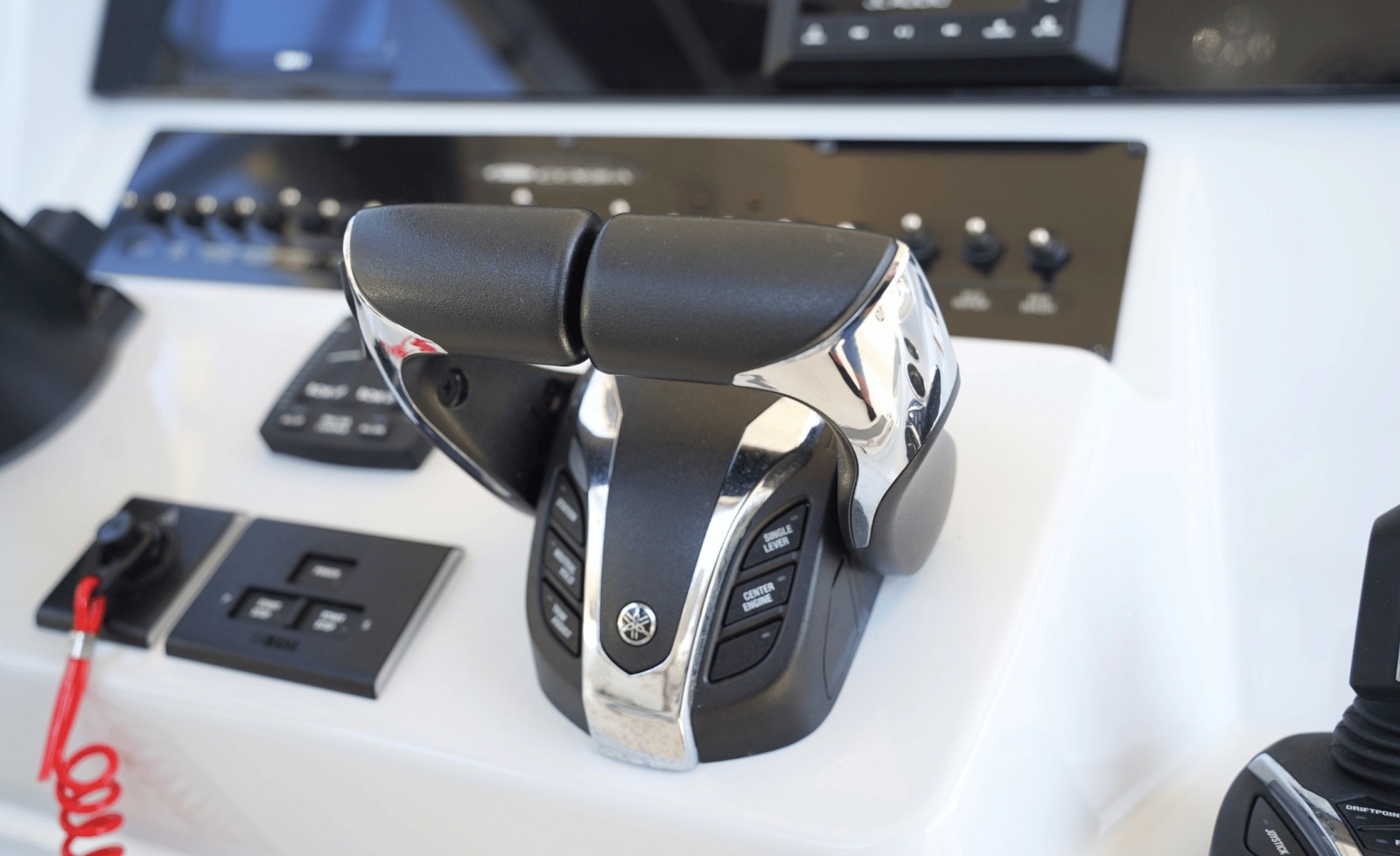 2023 Cobia 320CC