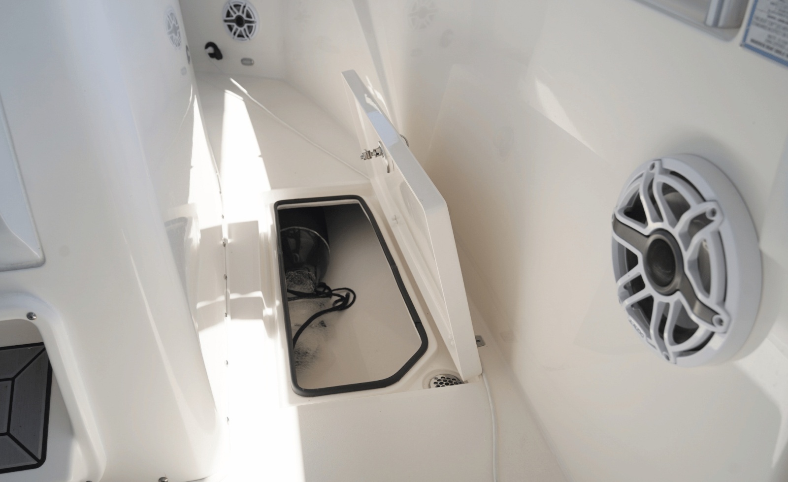 2023 Cobia 320CC