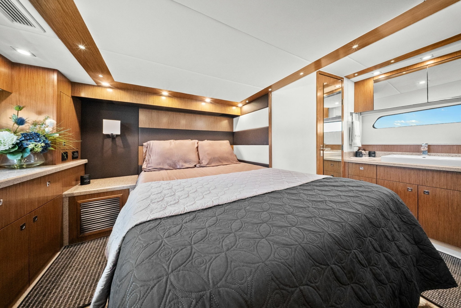 2014 Cruisers Yachts 48 Cantius