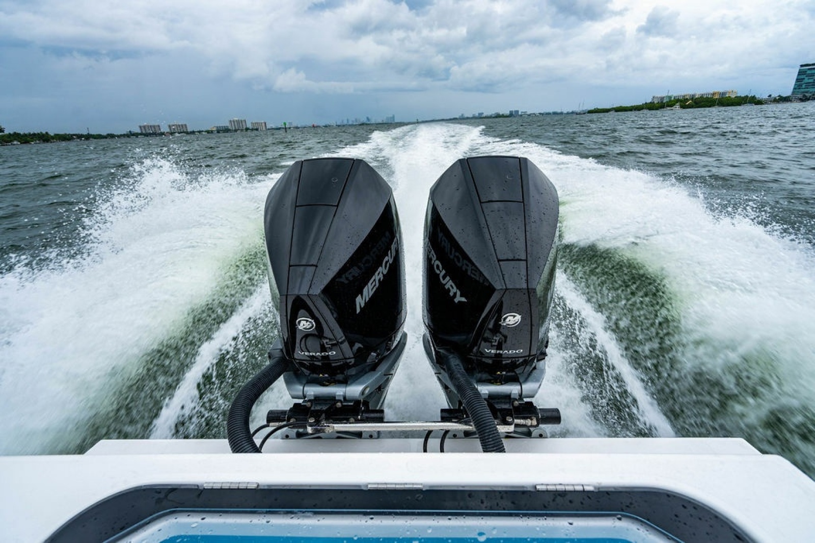 28' 2027 Reef Runner 280