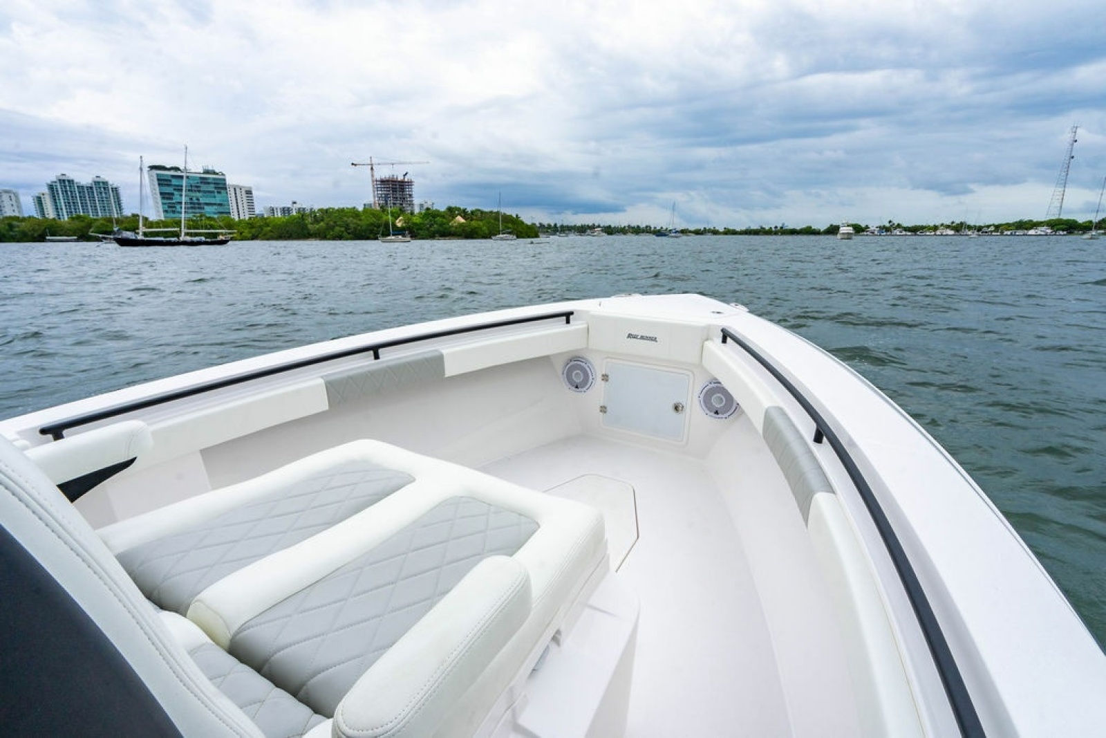 28' 2027 Reef Runner 280