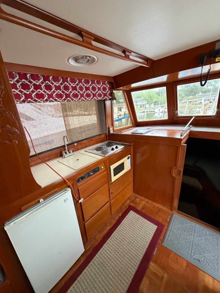 The Queen 34ft Marine Trader Yacht For Sale