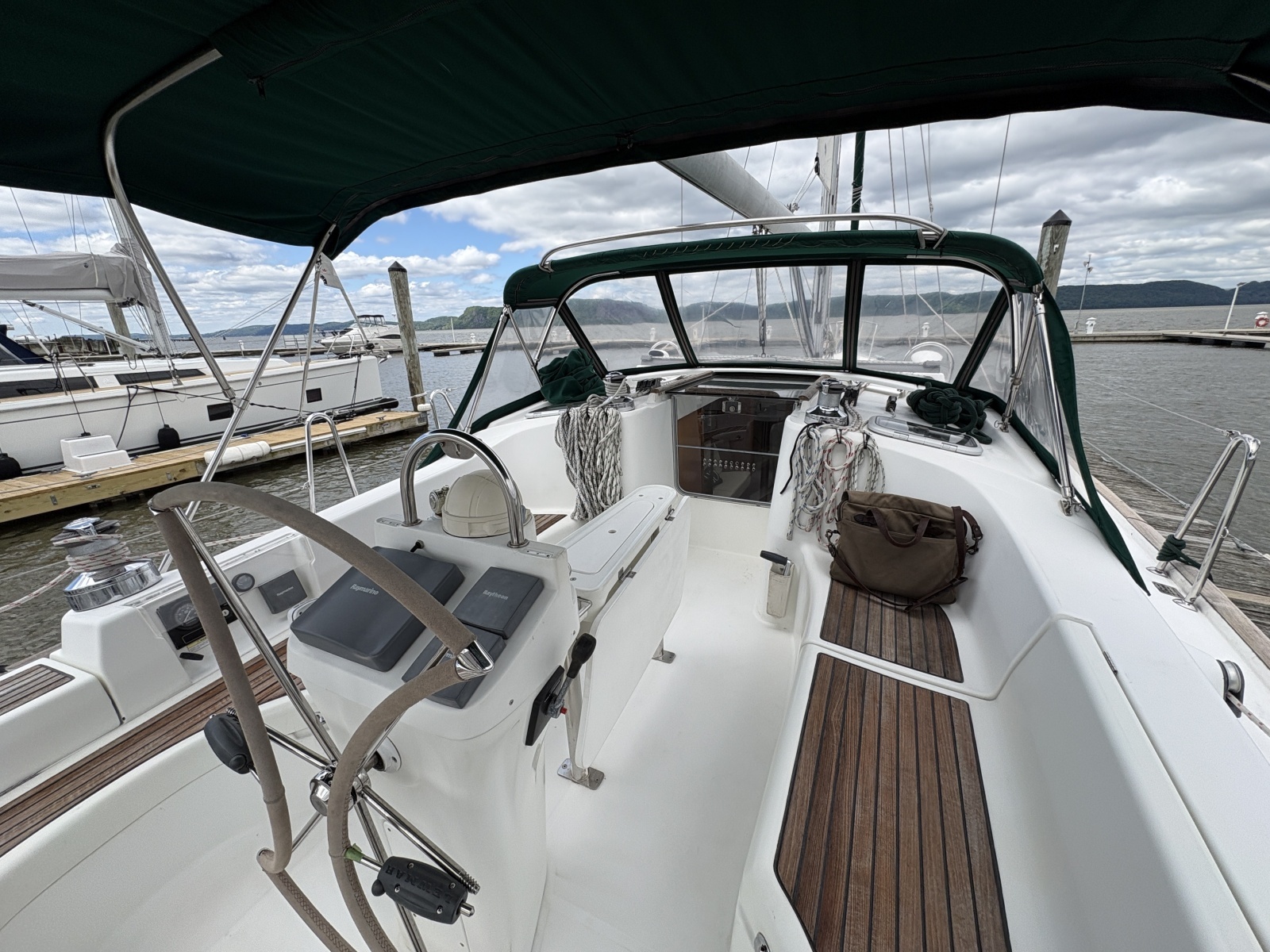2003 Beneteau 423 portside cockpit