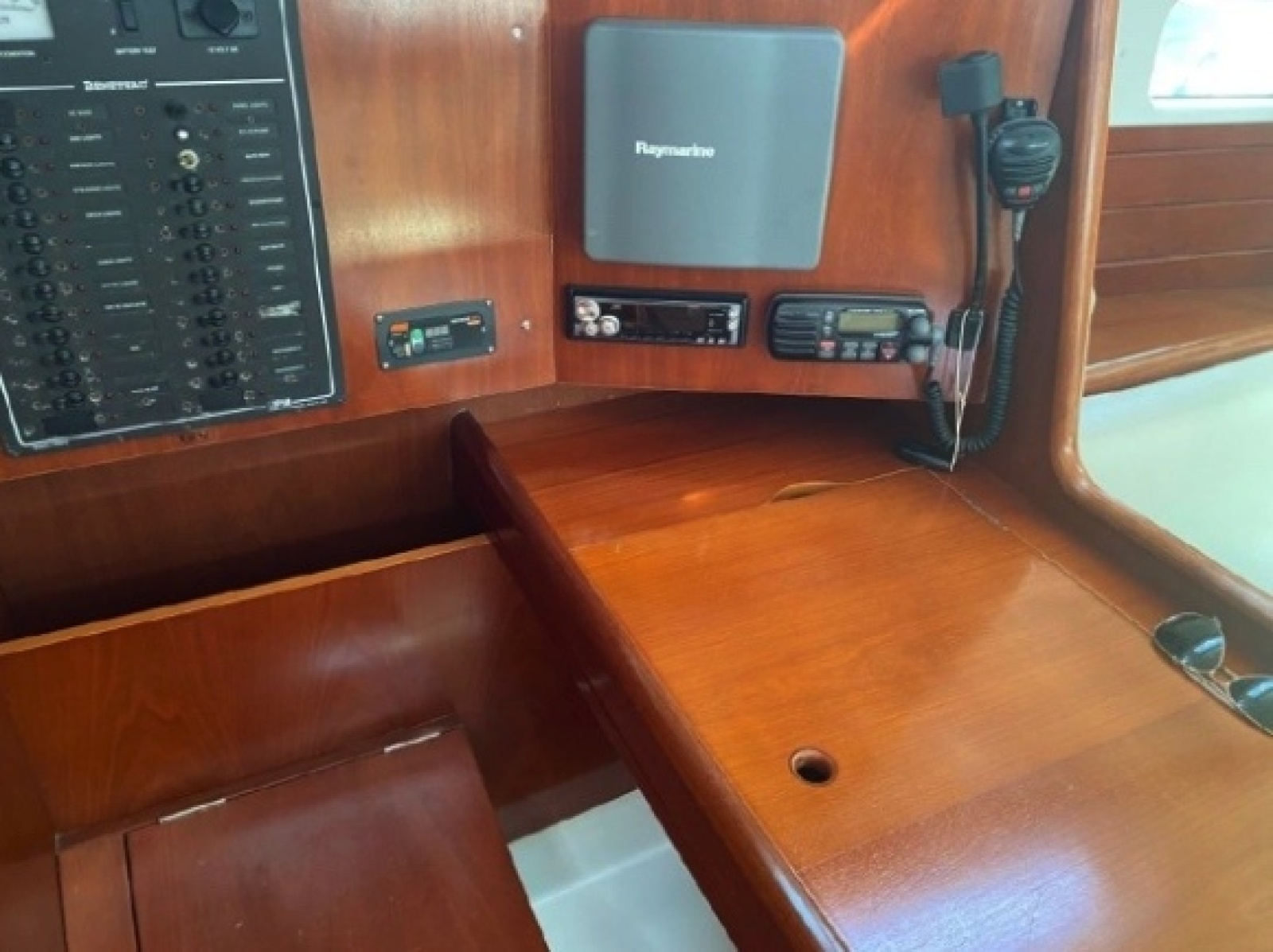 2003 Beneteau 423 nav desk