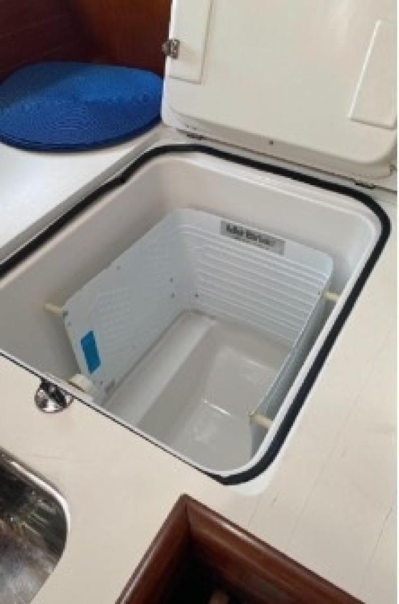 2003 Beneteau 423 freezer