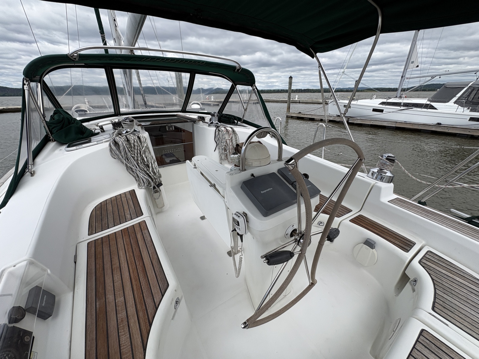 2003 Beneteau 423 starboard side cockpit