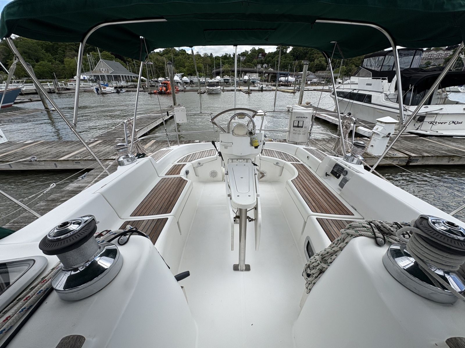 2003 Beneteau 423 cockpit helm