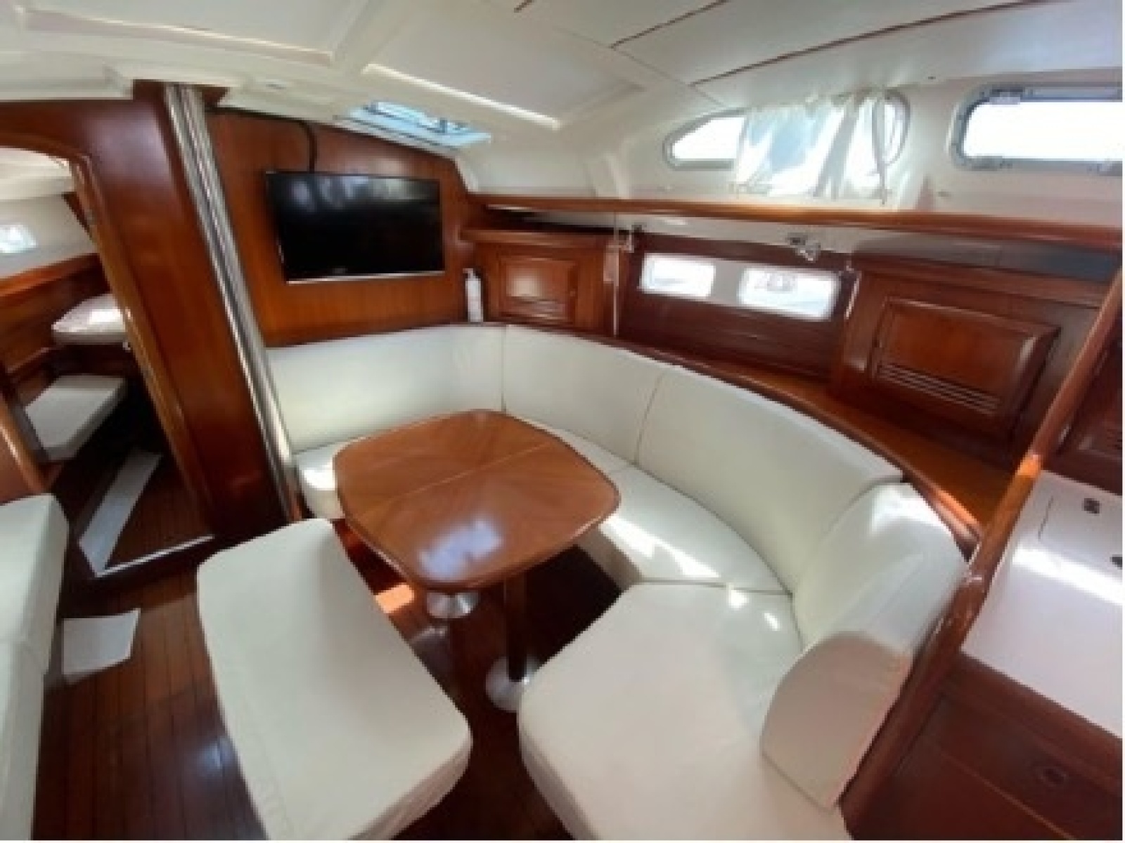 2003 Beneteau 423 salon dinette