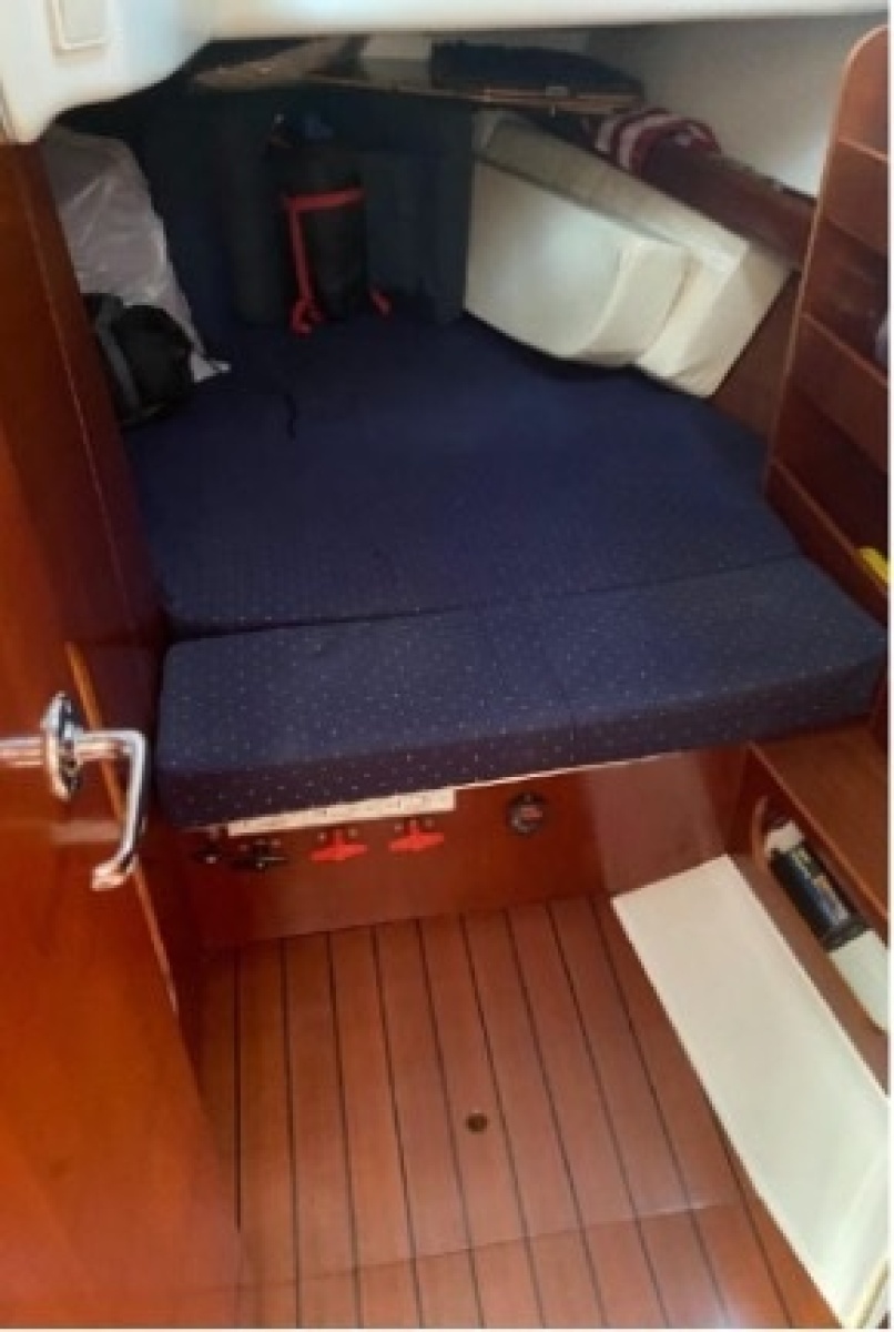 2003 Beneteau 423 stern cabin berth
