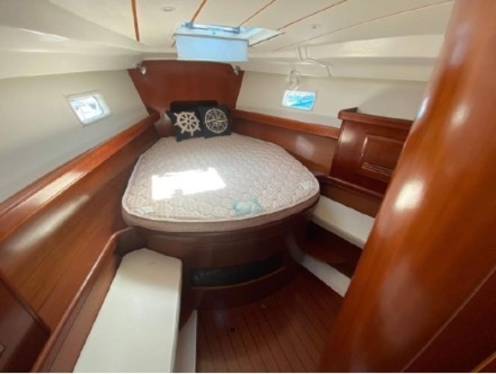 2003 Beneteau 423 VIP island berth