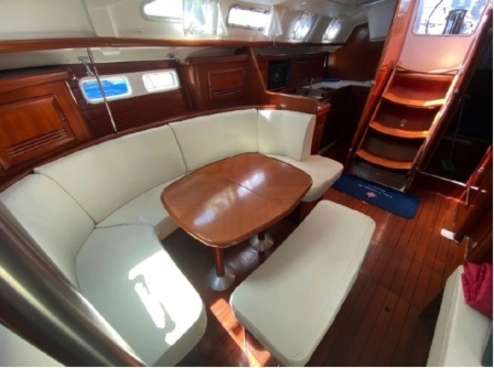2003 Beneteau 423 starboard salon settee