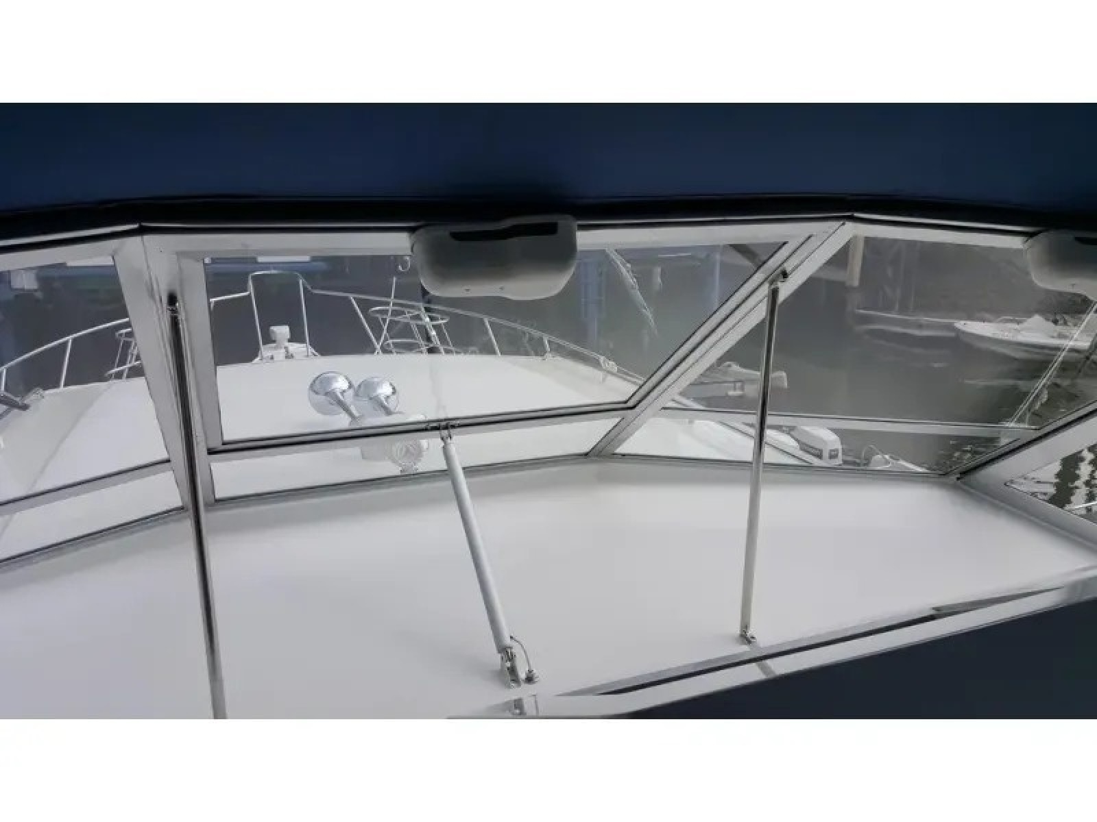 1989 Chris-Craft Catalina 381